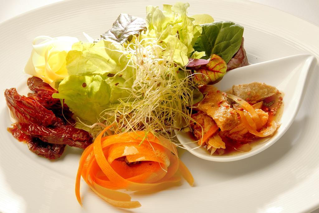 Alma Del Lago Suites & Spa San Carlos de Bariloche Dış mekan fotoğraf A salad with sprouted alfalfa