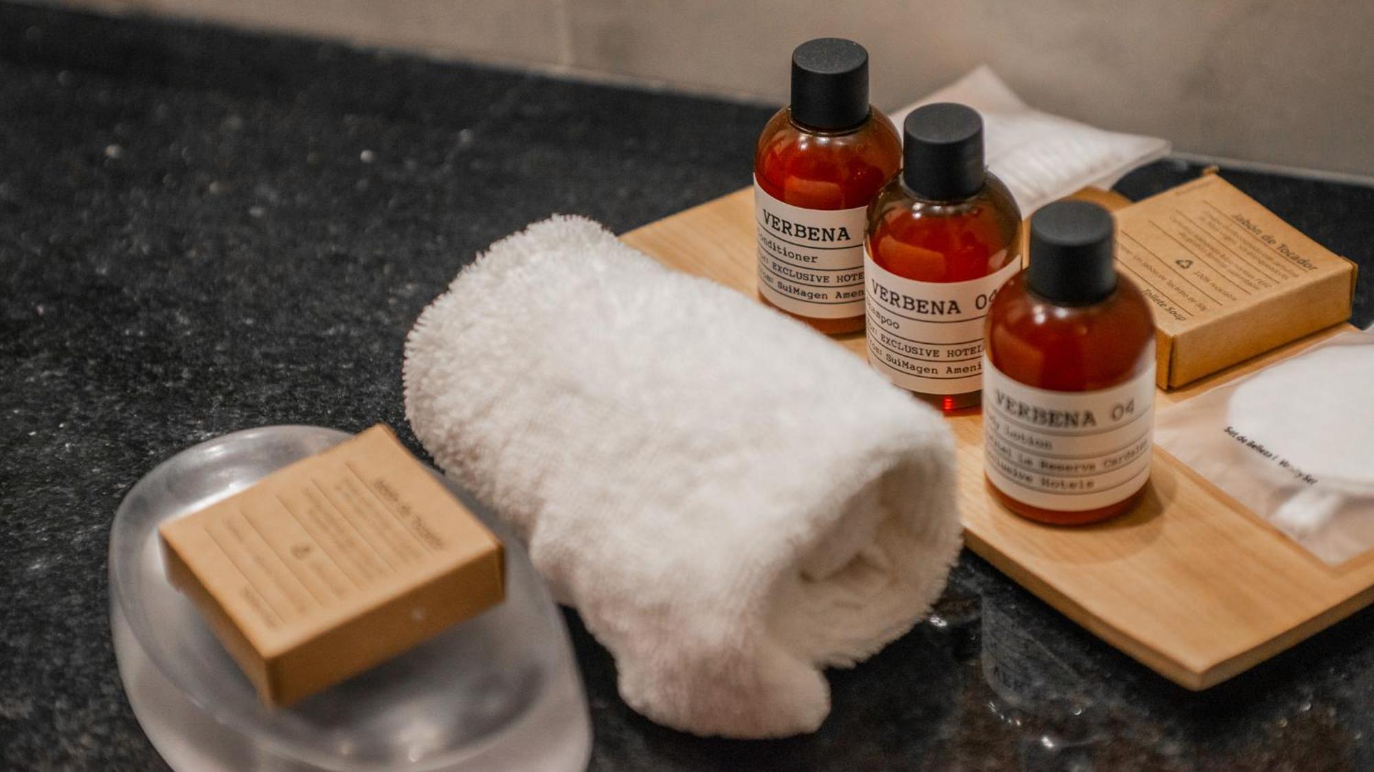 Alma Del Lago Suites & Spa San Carlos de Bariloche Dış mekan fotoğraf A selection of toiletries in a hotel bathroom
