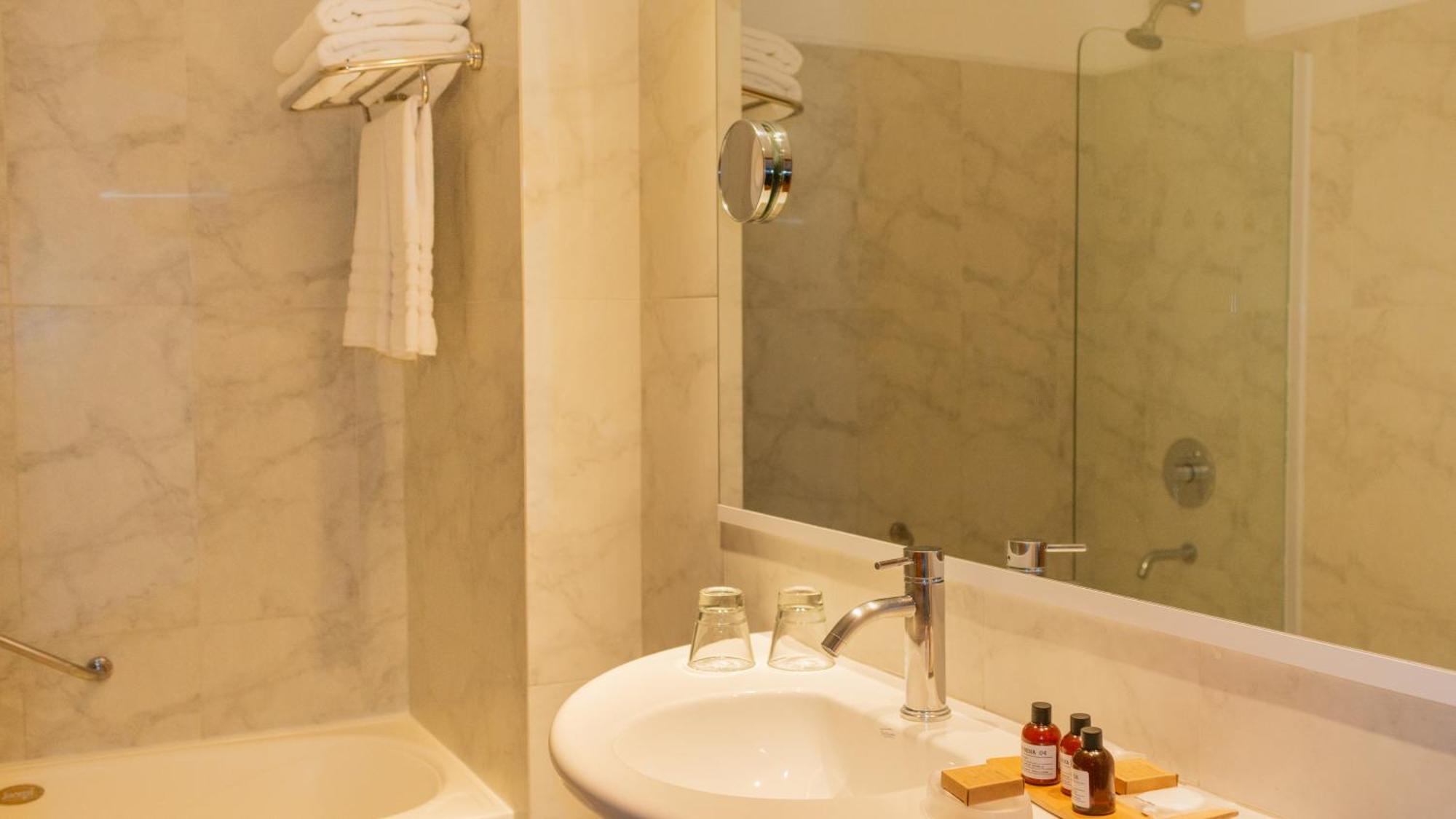 Alma Del Lago Suites & Spa San Carlos de Bariloche Dış mekan fotoğraf Bathroom