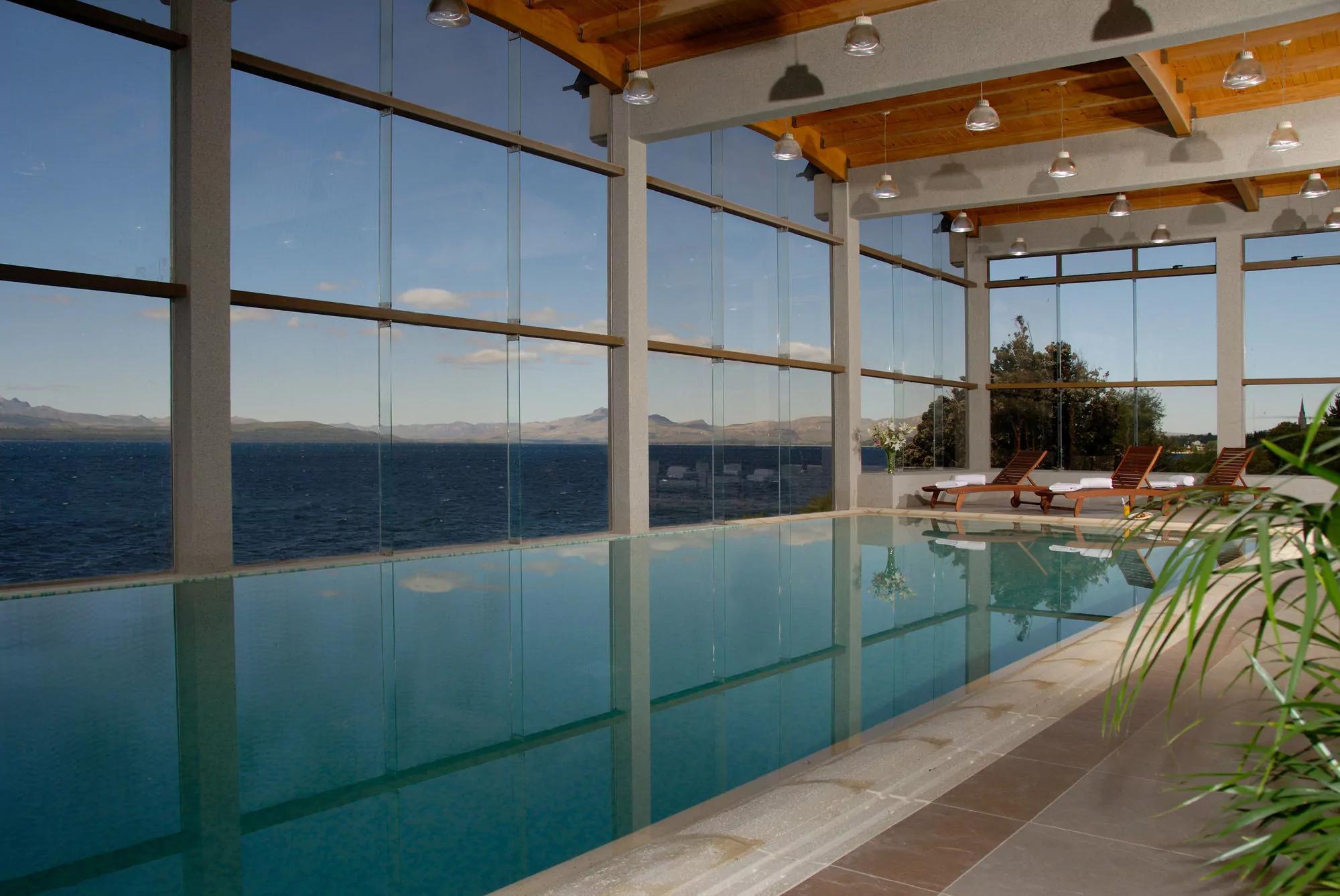 Alma Del Lago Suites & Spa San Carlos de Bariloche Dış mekan fotoğraf The pool at the hotel