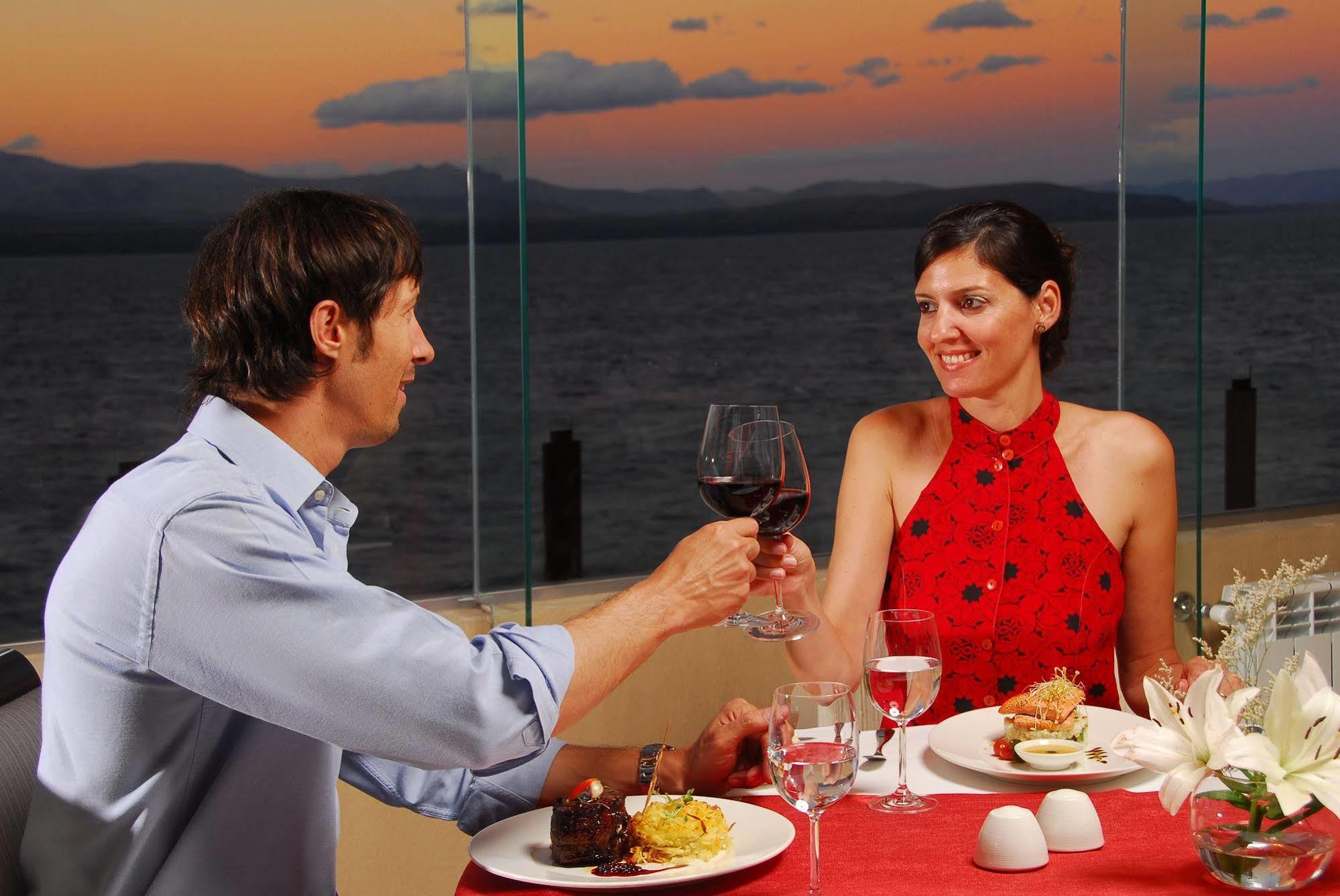 Alma Del Lago Suites & Spa San Carlos de Bariloche Dış mekan fotoğraf A couple dining together